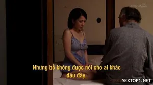 ông chồng nhu nhược nhìn vợ cùng tiền bối chụp ảnh khỏa thân