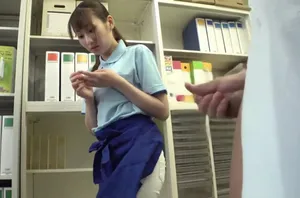 Cô gái trưởng thành thay má chăm sóc bố và em trai chu đáo